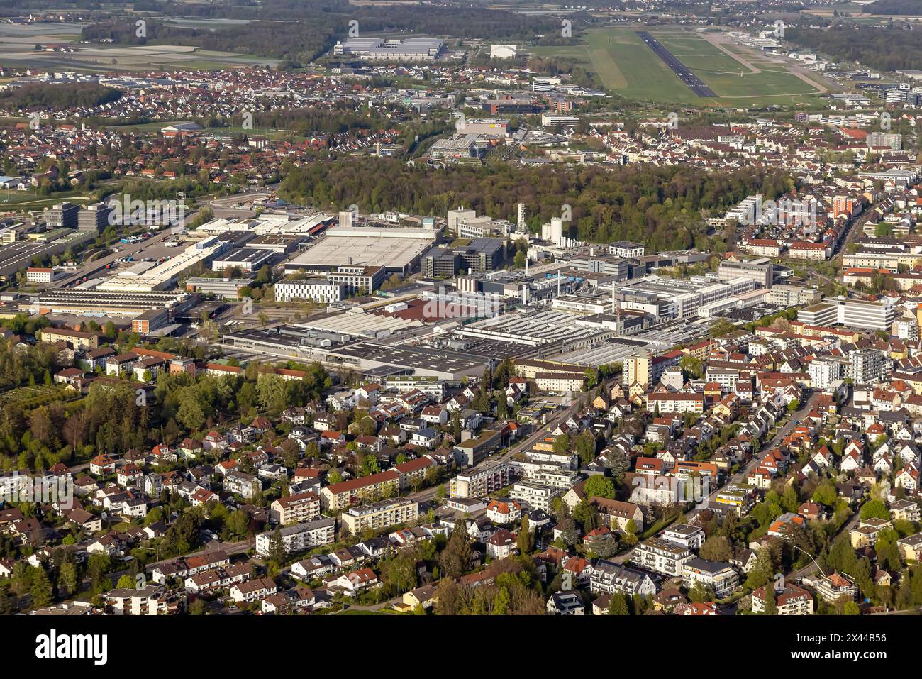 Industriegebiet mit den Firmen ZF Friedrichshafen, Zeppelin Systems, MTU, Rolls-Royce Solutions, Flughafen und Messe, Luftsicht Stockfoto