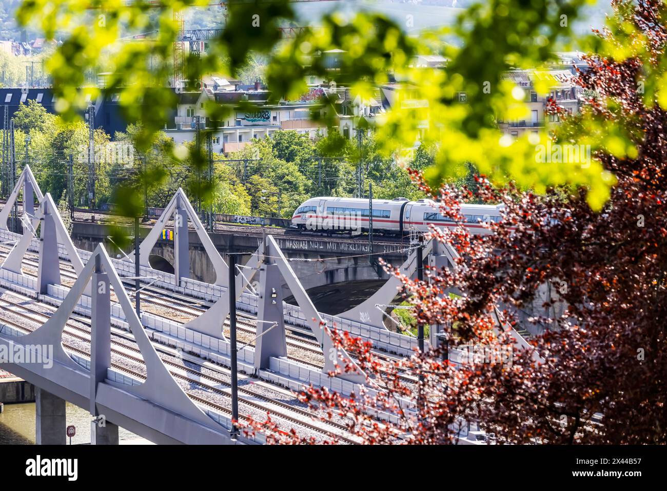 Neckarbrücke, ein Projekt von Stuttgart 21. Die Eisenbahnbrücke überquert den Neckar in Bad Cannstatt. Die Brücke ist noch nicht in Betrieb. Der Verkehr rollt um Stockfoto