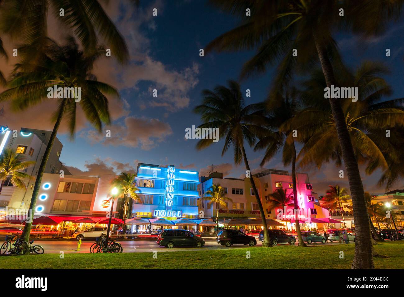 Das Colony Hotel und Ocean Drive in der Abenddämmerung. South Beach, Miami Beach, Florida. Stockfoto