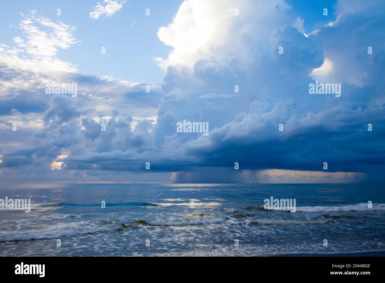 USA, Georgia, Tybee Island. Morgensturm entlang der Küste. Stockfoto