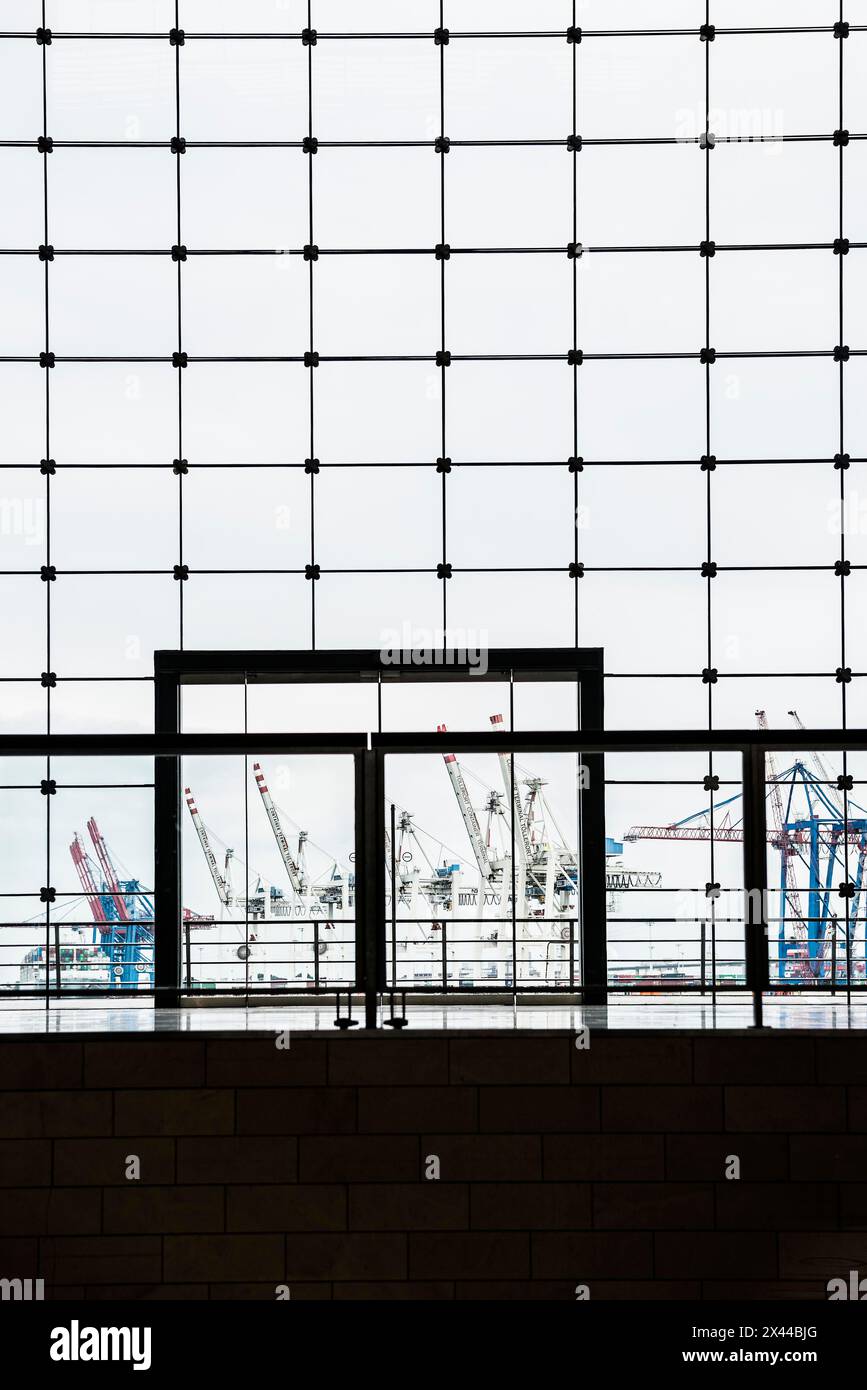 Fensterfront und Frachtkräne, Hafenhafen, Hamburg, Deutschland Stockfoto