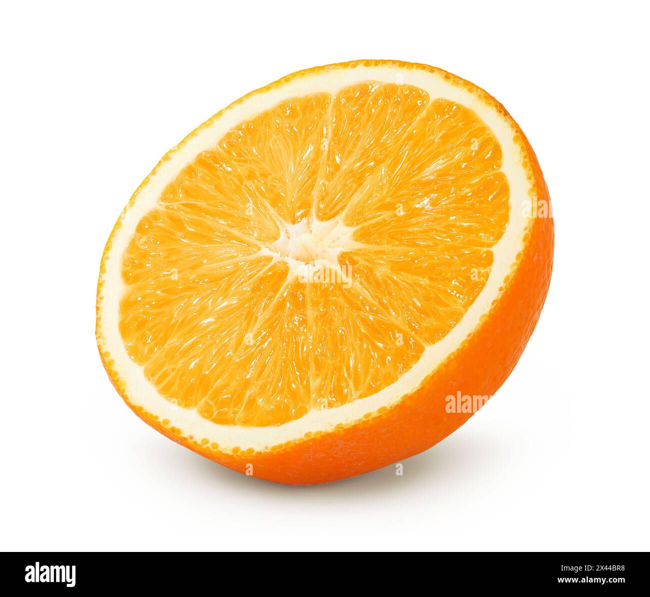 Orange Frucht halb isoliert auf weißem Hintergrund mit voller Schärfentiefe Stockfoto
