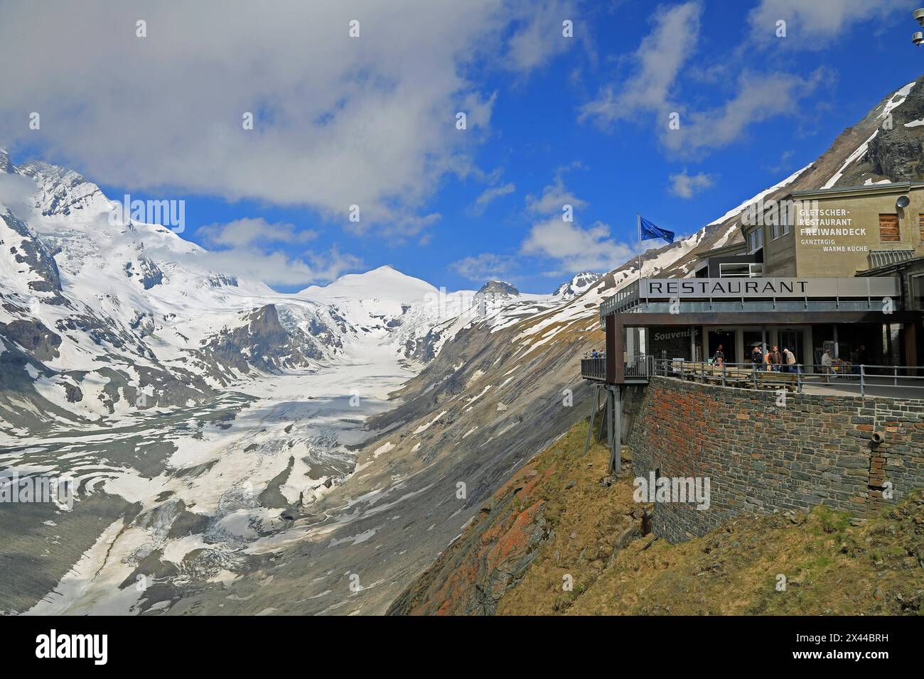 Gletscherrestaurant Freiwandeck an der Kaiser Franz-Josefs-Höhe, dem Endpunkt der Gletscherstraße (Großglockner Hochalpenstraße), am Fuße des Gletschers Stockfoto