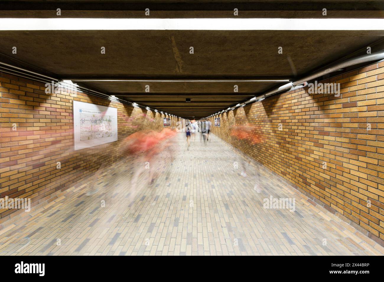 Joggen in der unterirdischen Fußgängerzone, Montreal, Provinz Quebec, Kanada Stockfoto