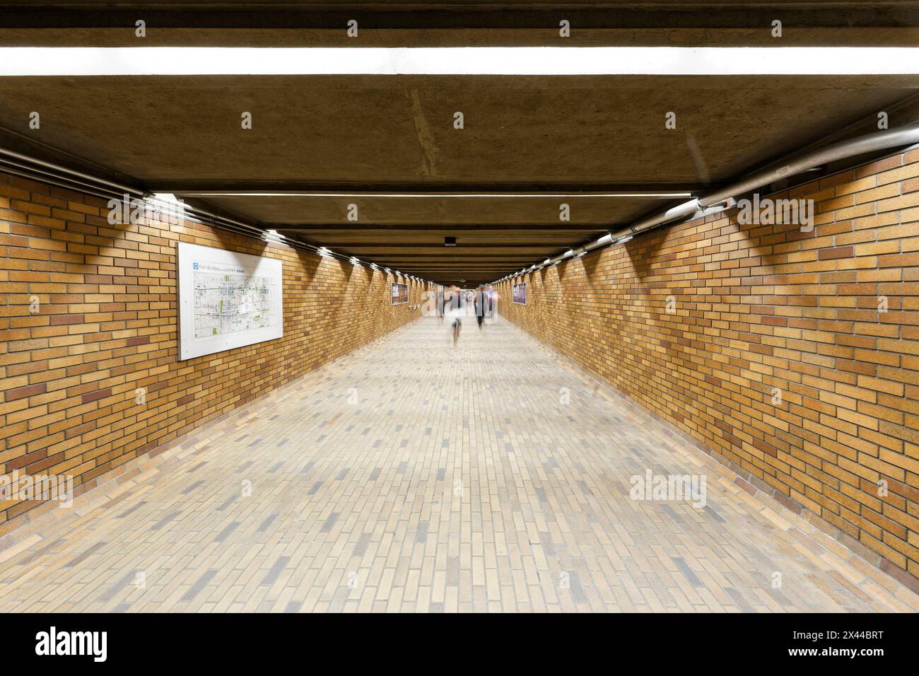 Joggen in der unterirdischen Fußgängerzone, Montreal, Provinz Quebec, Kanada Stockfoto