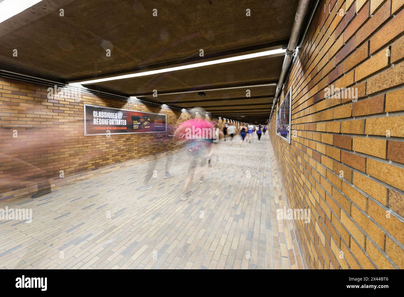 Joggen in der unterirdischen Fußgängerzone, Montreal, Provinz Quebec, Kanada Stockfoto