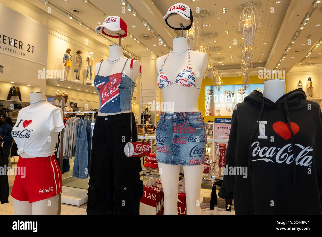 Coca-Cola-Moden mit Markenmoden wurden auf der Forever 21 im Times Square, 2024, New York City, USA, hervorgehoben Stockfoto