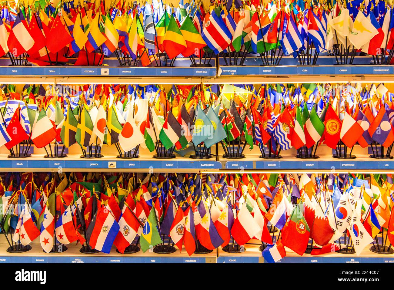 Flaggen im Besucherladen des UN-Hauptquartiers in New York Stockfoto