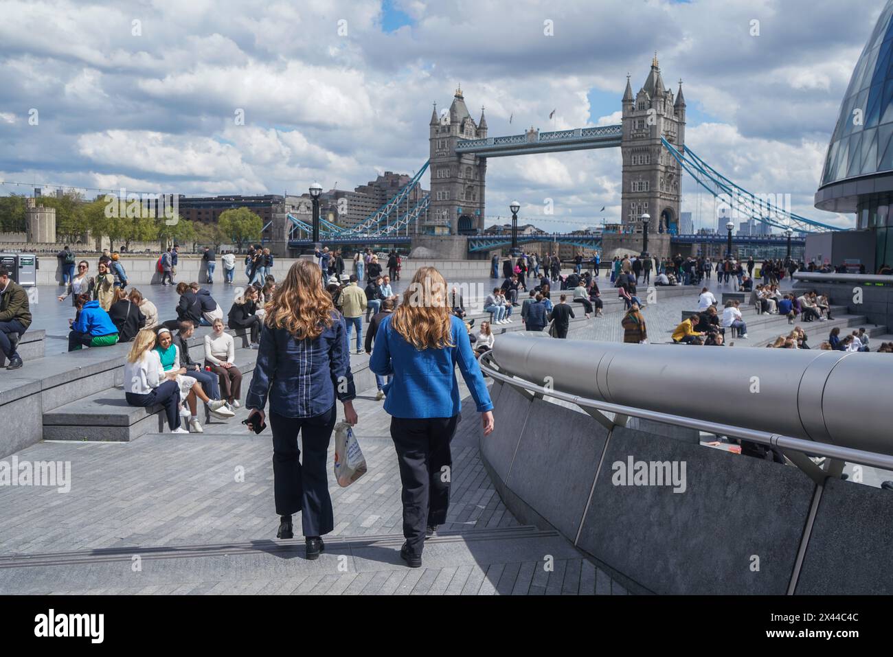 London, Großbritannien. 30. April 2024. Stadtarbeiter entspannen sich in der Frühlingssonne am Scoop am Londoner Flussufer, wenn das warme Wetter wieder auftaucht und die Temperaturen nach langen Regenfällen bis auf 20 Grad Celsius ansteigen. Credit: amer Gazzal/Alamy Live News Stockfoto