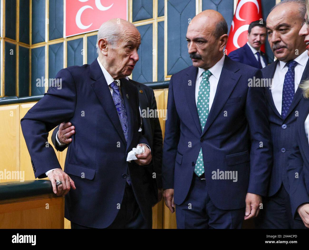 Ankara, Türkei. 30. April 2024. Der Führer der Partei der Nationalistischen Bewegung (MHP), Devlet Bahceli (L), spricht auf der Gruppentreffen seiner Partei in der Großen Türkischen Nationalversammlung in Ankara, Türkei, am 30. April 2024. Foto von Serdar Ozsoy Stockfoto