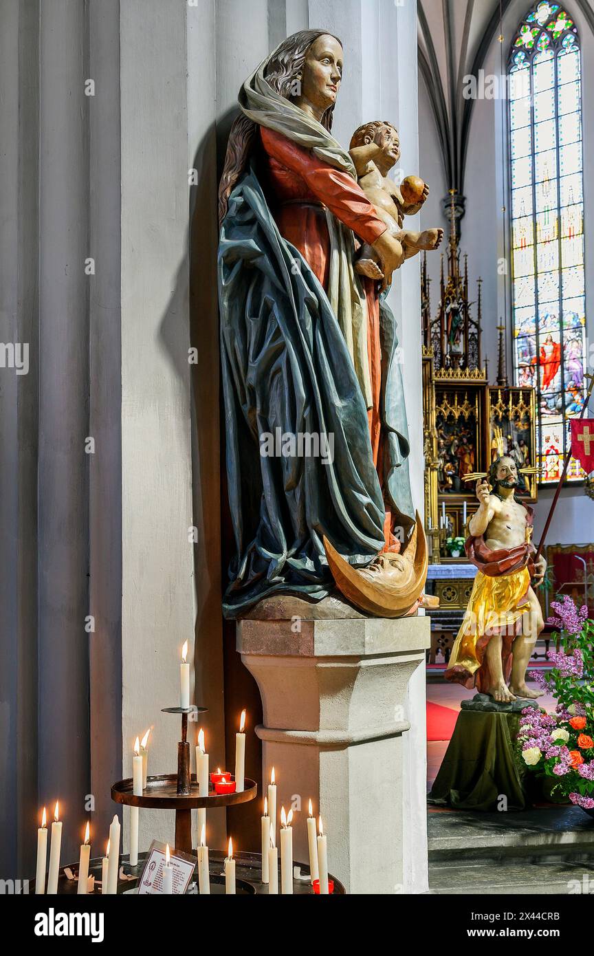 Marienfigur mit Jesuskind und Opferkerzen, Martinskirche, Kaufbeuern, Allgäu, Schwaben, Bayern, Deutschland Stockfoto