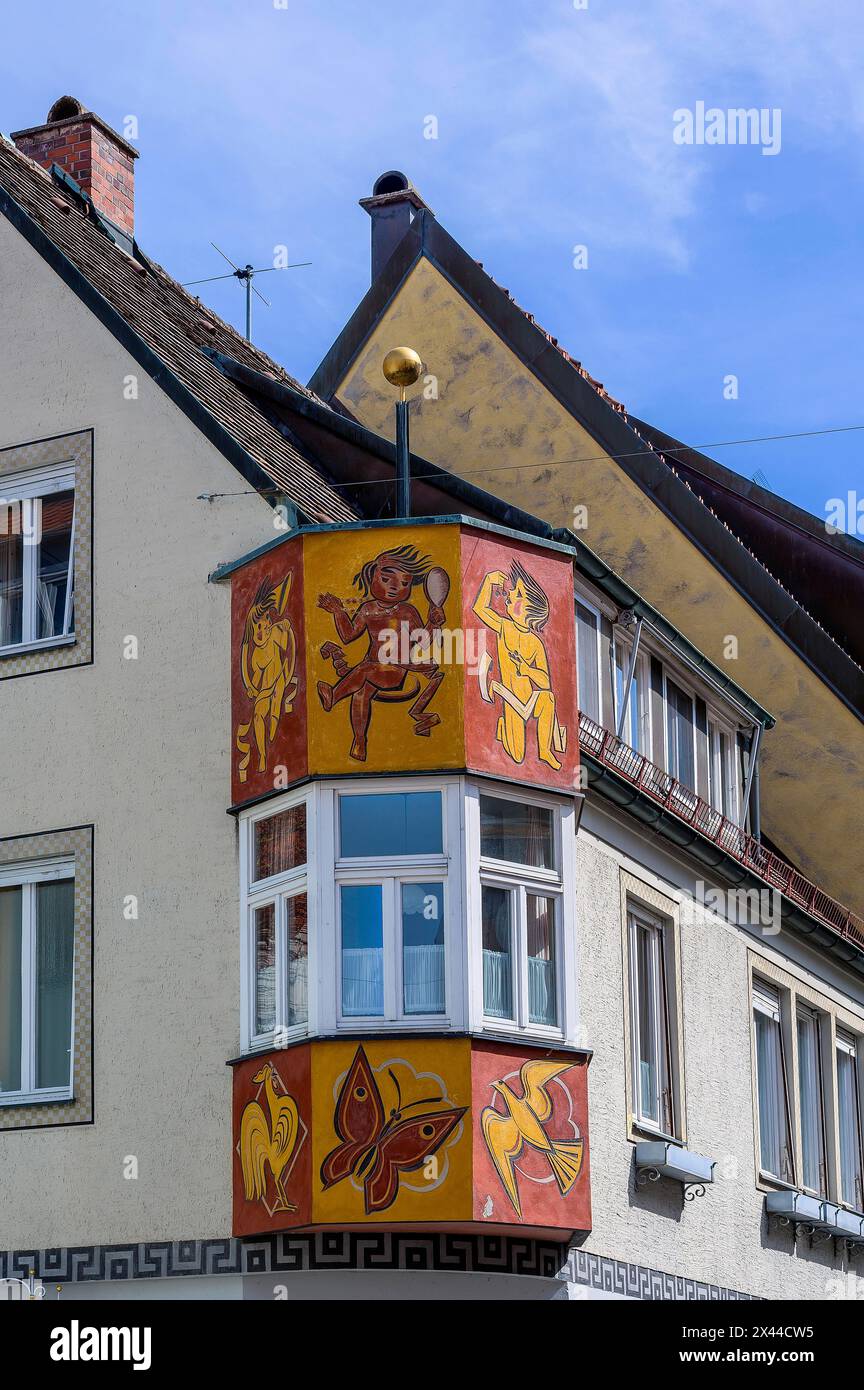 Spitzgiebelfenster und lackiertes Erkerfenster, Kaufbeuern, Allgäu, Schwaben, Bayern, Deutschland Stockfoto