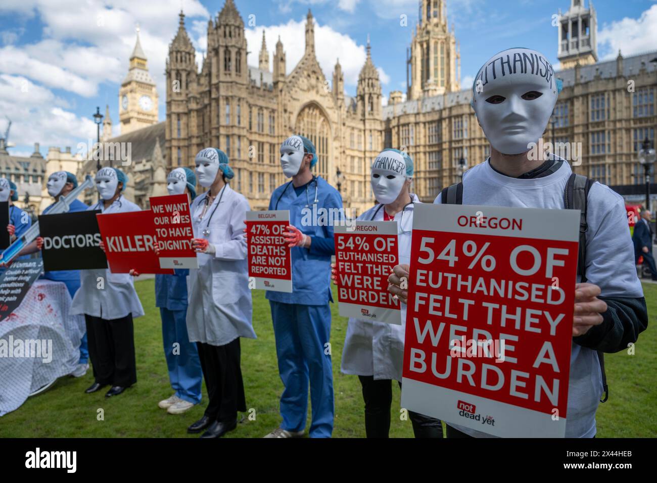 Die Kommission MccLi0008811, die FÜR DIE EDITION DT News vergeben wurde, half Sterben zum ersten Mal seit 2022 im Unterhaus zu debattieren, gesichert durch Dame Esther Rantzen und 200k Unterstützer. Im Vorfeld der Debatte werden sich Befürworter der Gesetzesänderung, Persönlichkeiten wie Jonathan Dimbleby, Dame Susan Hampshire und Peter Tatchell, Abgeordnete und Gleichaltrige sowie tödlich Kranke und Hinterbliebene vor den Kammern des Parlaments versammeln. PIC zeigt Camapigners gegen das Gesetz Stockfoto