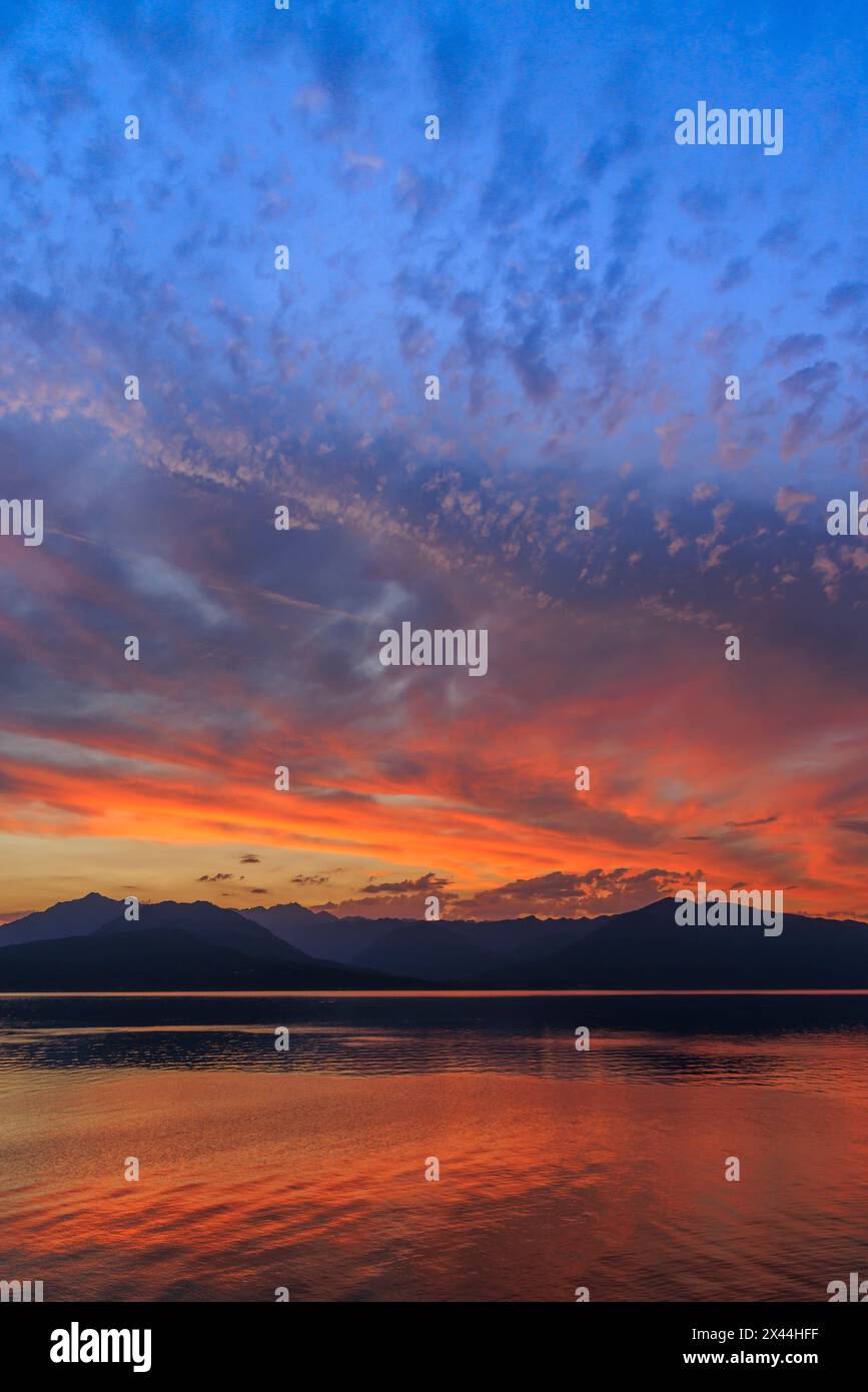 USA, Bundesstaat Washington. Sonnenuntergangslandschaft des Hood Canal und der Olympic Mountains. Stockfoto