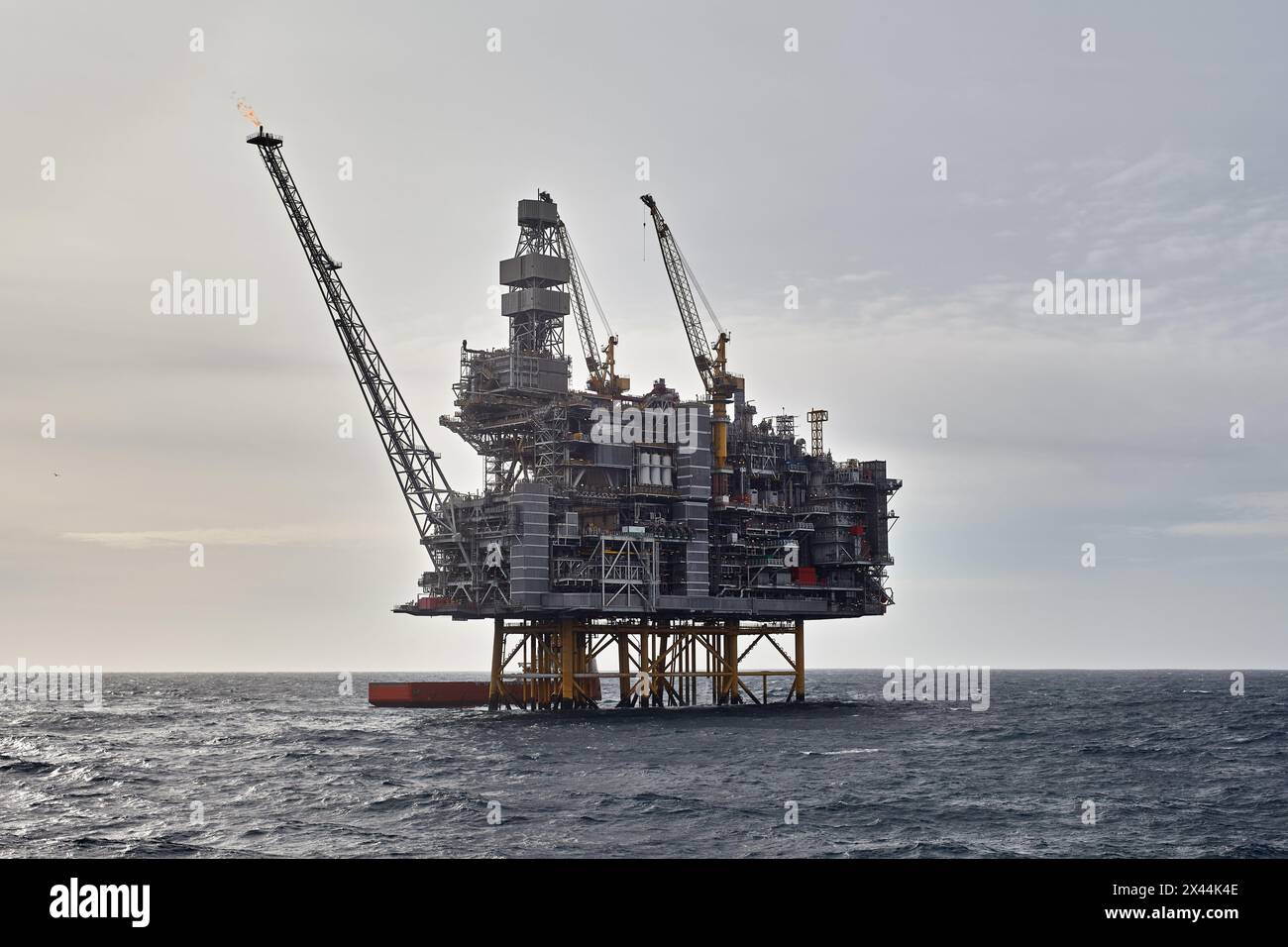 Nahaufnahme der Offshore-Plattform für Öl und Gas mit Versorgungsschiff, das Frachtaktivitäten im Meer durchführt. Stockfoto