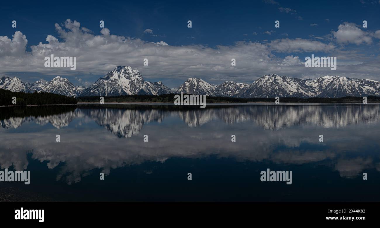 USA, Wyoming. Die Panoramalandschaft der Teton Mountains spiegelt sich im Frühling im Jackson Lake wider Stockfoto