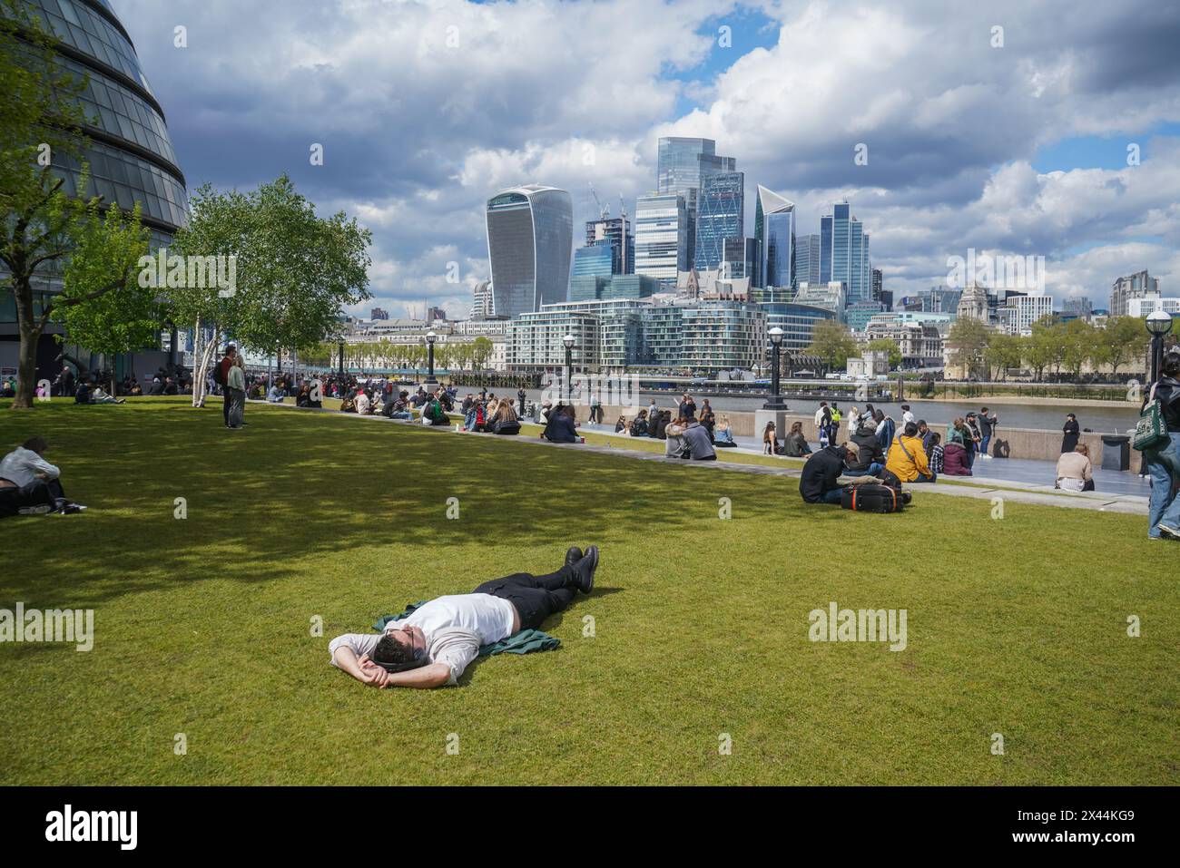 London, Großbritannien. 30. April 2024. Die Menschen entspannen sich in der Frühlingssonne im Potters Field am Londoner Flussufer, wenn das warme Wetter wieder auftaucht und die Temperaturen nach langen Regenfällen bis zu 20 Grad Celsius ansteigen werden. Credit: amer ghazzal/Alamy Live News Stockfoto