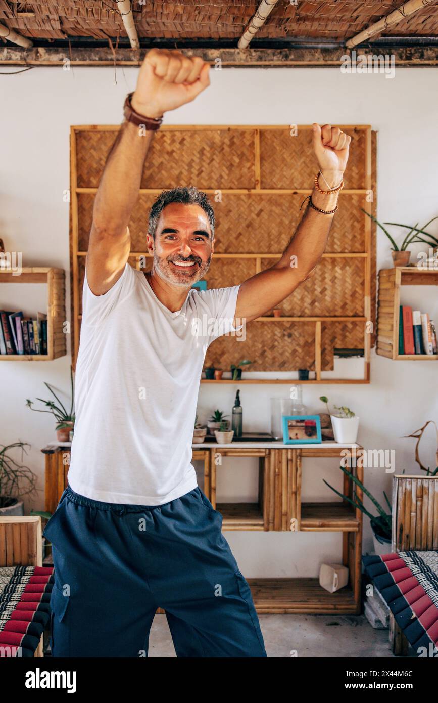 Porträt eines glücklichen reifen Mannes, der im Urlaub im Wellnessresort tanzt Stockfoto