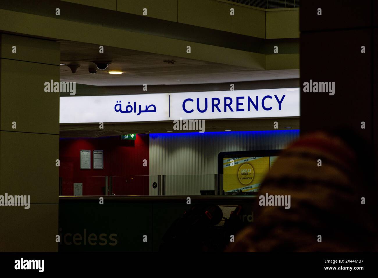 Zweisprachige Beschilderung und Schalter am Dubai International Airport, VAE. Stockfoto