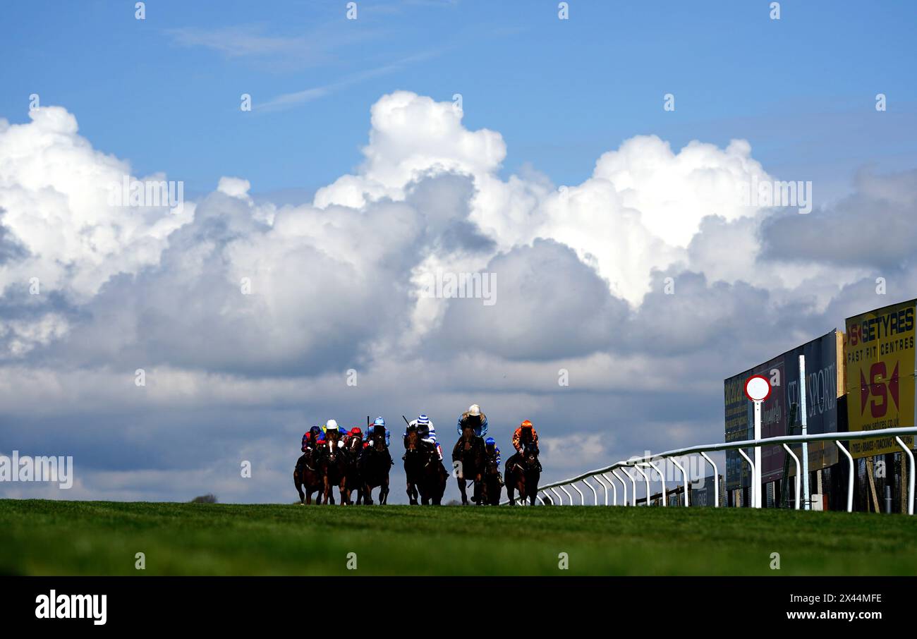 Twilight Dancer, geritten von Olivia Tubb (zweite rechts) auf dem Weg zum Donatello Brighton Italian Restaurant donatello.co.uk Apprentice Handicap auf der Brighton Racecourse. Bilddatum: Dienstag, 30. April 2024. Stockfoto