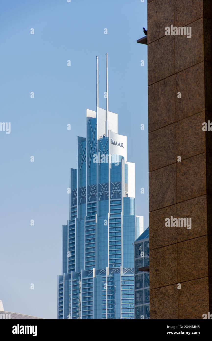Ein moderner Glashochhaus mit dem „EMAAR“-Logo in Dubai, VAE. Stockfoto