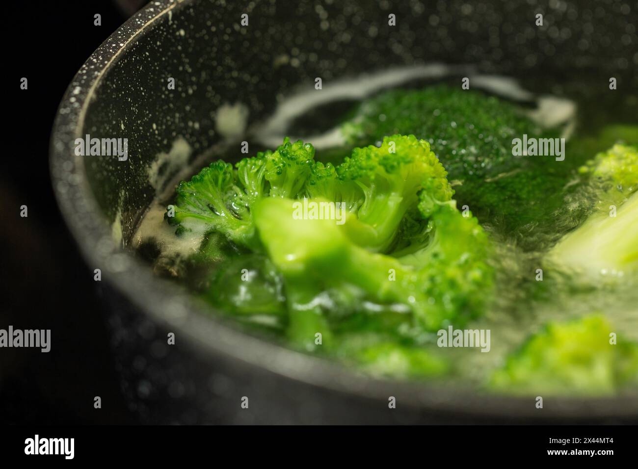 Frischer Brokkoli in kochendem Wasser in einer Pfanne, gesunde gesunde Lebensmittel, Draufsicht Stockfoto