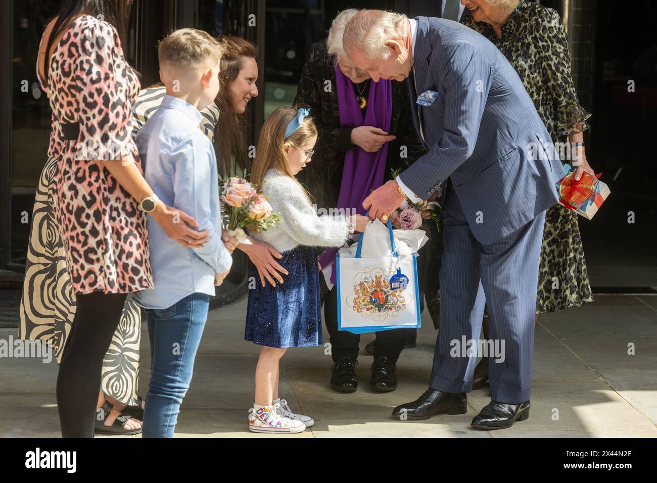 30. April 2024. London, Großbritannien König Charles III und Königin Camilla besuchen das University College Hospital Macmillan Cancer Centre und treffen Patienten und Mitarbeiter. Dies wird die erste offizielle öffentliche Veranstaltung des Königs sein, seit der Krebs diagnostiziert wurde. . Der Besuch wird das Bewusstsein für die Bedeutung der Früherkennung schärfen und einen Teil der innovativen Forschung hervorheben, die von Cancer Research UK unterstützt wird, die im Krankenhaus stattfindet. Der Besuch wird auch den ersten Tag seiner Majestät als neuer Schirmherr von Cancer Research UK feiern. Foto: Ray Tang Stockfoto