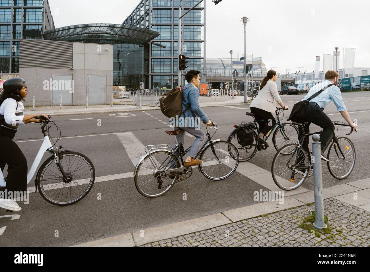 Geschäftsleute, die auf dem Fahrradweg in der Stadt fahren Stockfoto