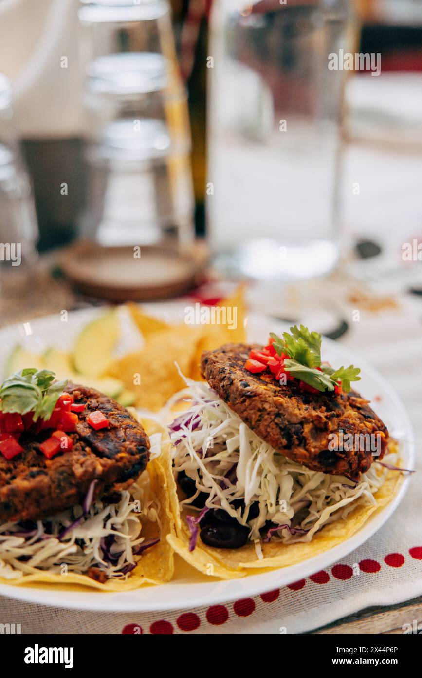 Nahaufnahme von frisch zubereiteten Tacos, die im Restaurant auf einem Teller angeordnet sind Stockfoto