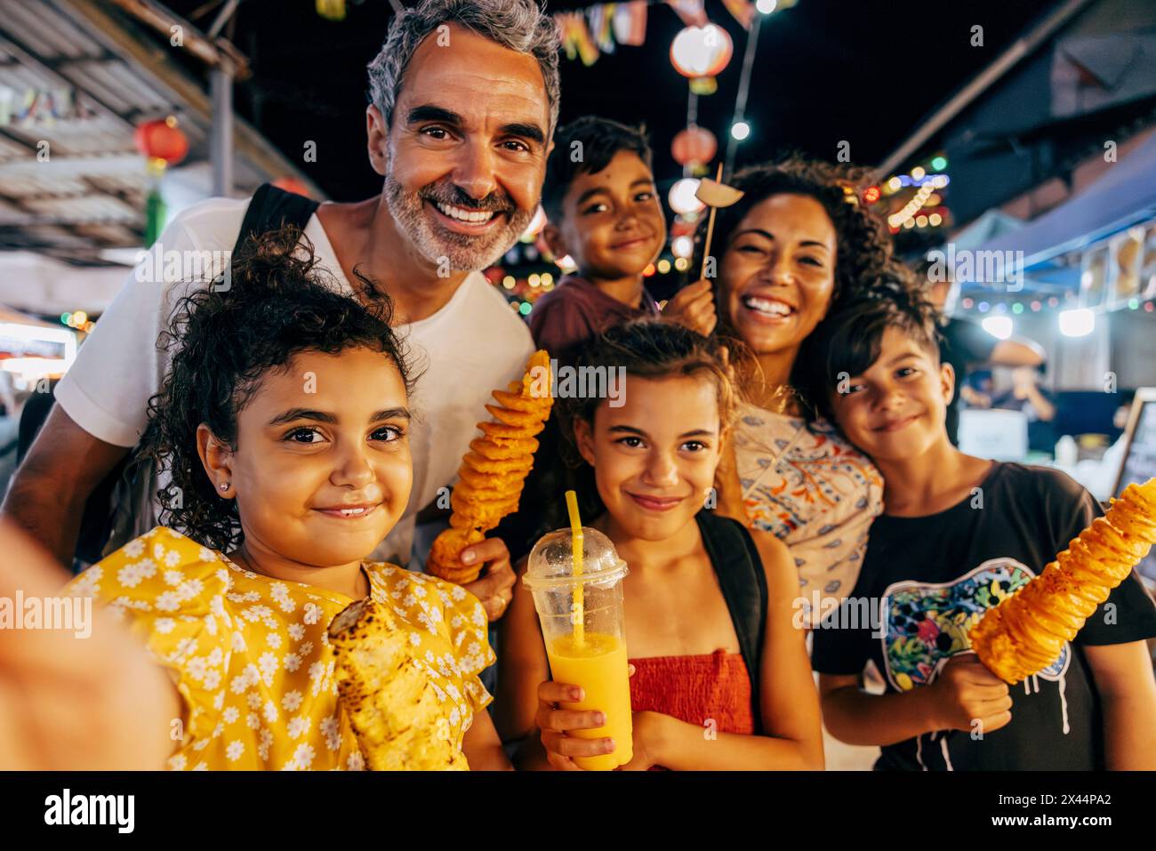 Porträt einer glücklichen Familie, die im Urlaub auf dem Markt Street Food hat Stockfoto