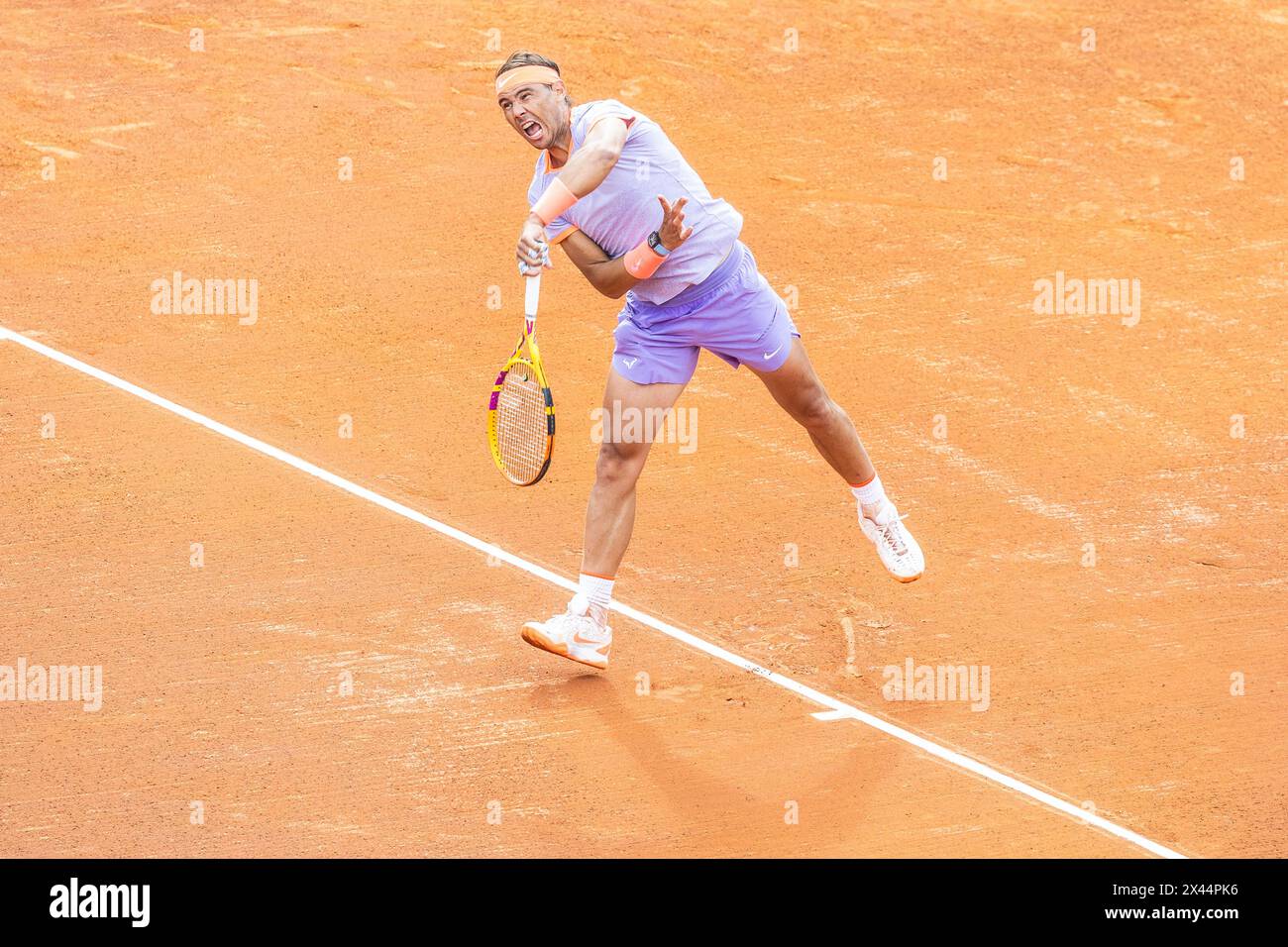 Rafael Nadal spielte 2024 Tennis auf dem Tonplatz in Spanien Stockfoto