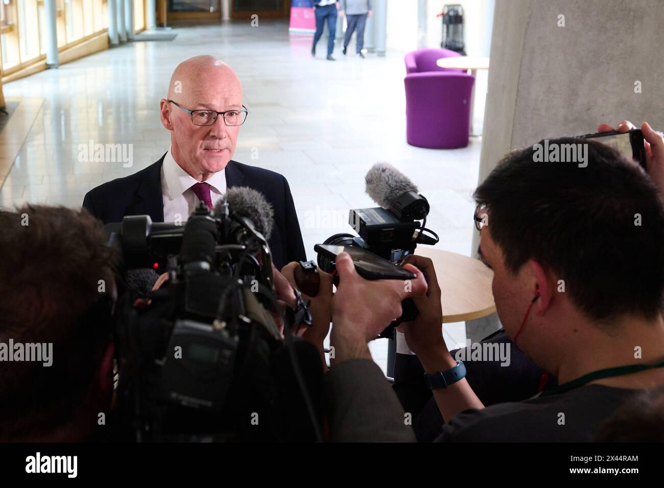 Edinburgh Schottland, Vereinigtes Königreich 30 April 2024. John Swinney MSP im schottischen Parlament spricht mit Journalisten. Credit sst/alamy Live News Stockfoto