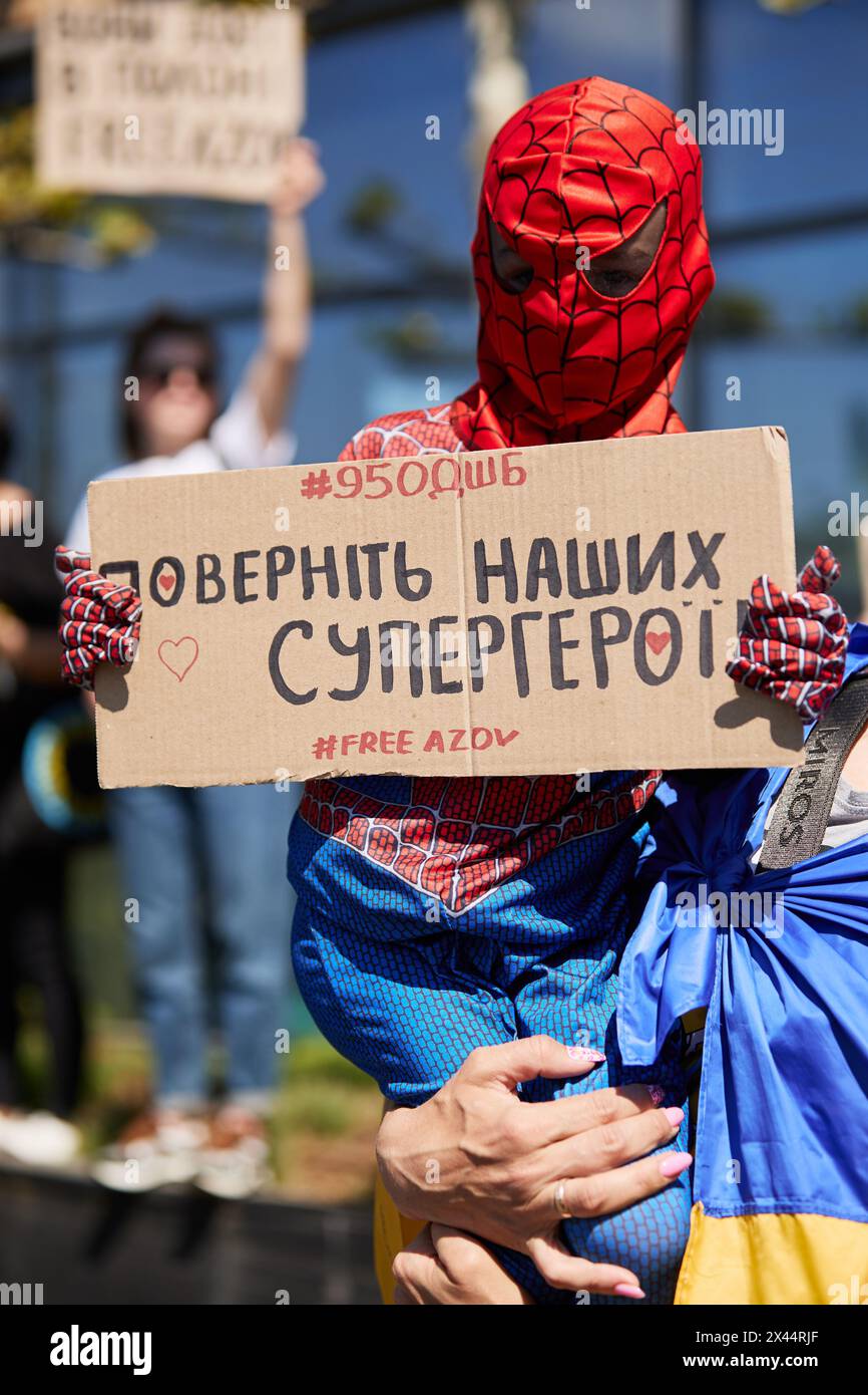 Der kleine ukrainische Junge im Spiderman-Anzug singt bei einer Demonstration „Bring Our Superhelds Home“. Kiew - 28. April 2024 Stockfoto