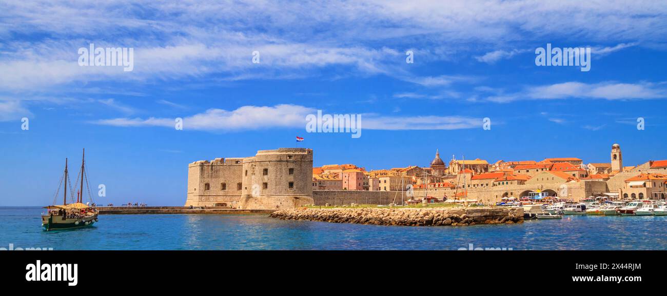 Küstensommerlandschaft, Banner - Blick auf ein Segelboot und den Stadthafen der Altstadt von Dubrovnik an der Adriaküste Kroatiens Stockfoto