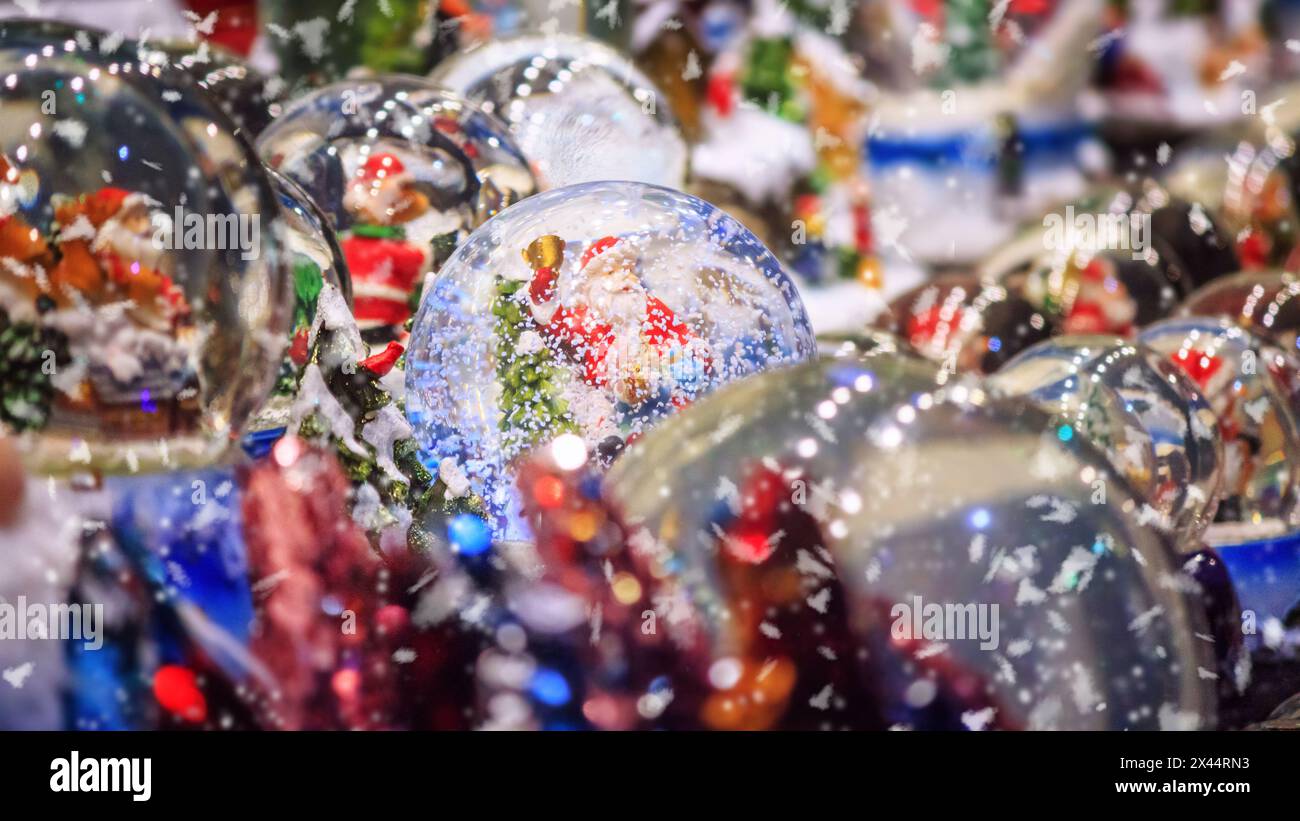 Festliches Stadtbild - Blick auf den Weihnachtsmarkt in Wien, Österreich Stockfoto