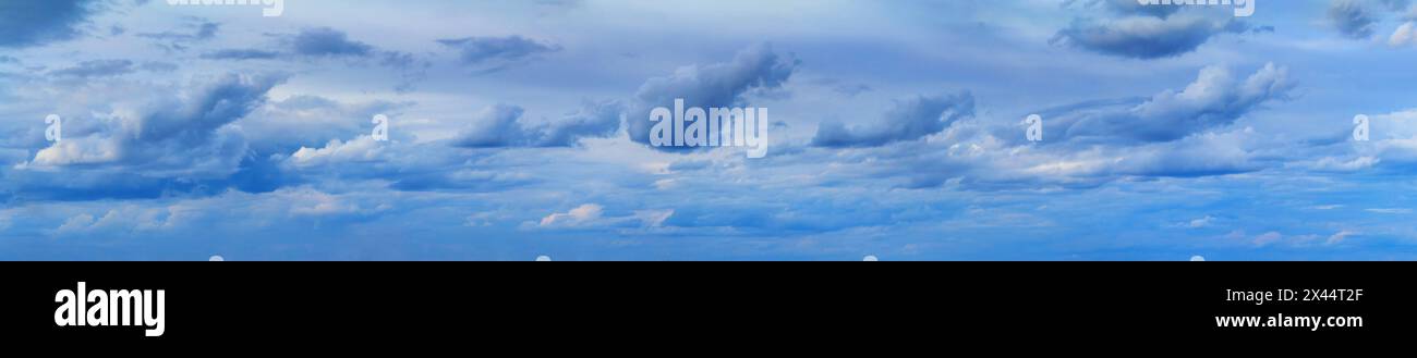 Blauer Himmel mit weißen Wolken, riesiges Panorama. Horizontales Banner mit freiem Platz für Text Stockfoto