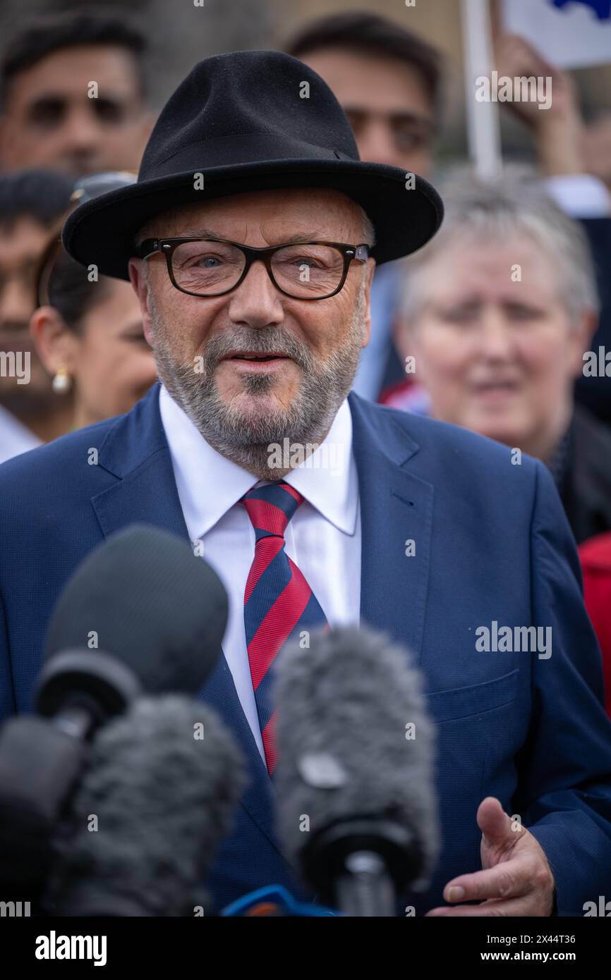 London, Großbritannien. April 2024 30. George Galloway Abgeordneter hält eine Kundgebung seiner Workers Party of Britain ab; mit Parteikandidaten auf dem Parliament Square, London UK Credit: Ian Davidson/Alamy Live News Stockfoto