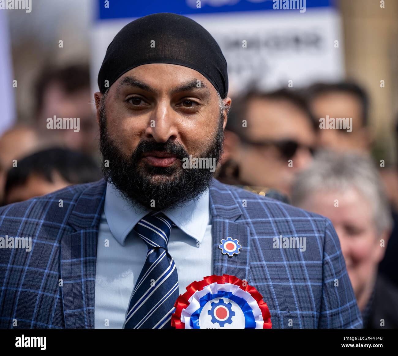 London, Großbritannien. April 2024 30. George Galloway Abgeordneter hält eine Kundgebung seiner Workers Party of Britain ab; mit Parteikandidaten auf dem Parliament Square, London, dem ehemaligen englischen Cricketspieler Monty Panesar, der als Parlamentskandidat für die Workers Party kandidiert Credit: Ian Davidson/Alamy Live News Stockfoto