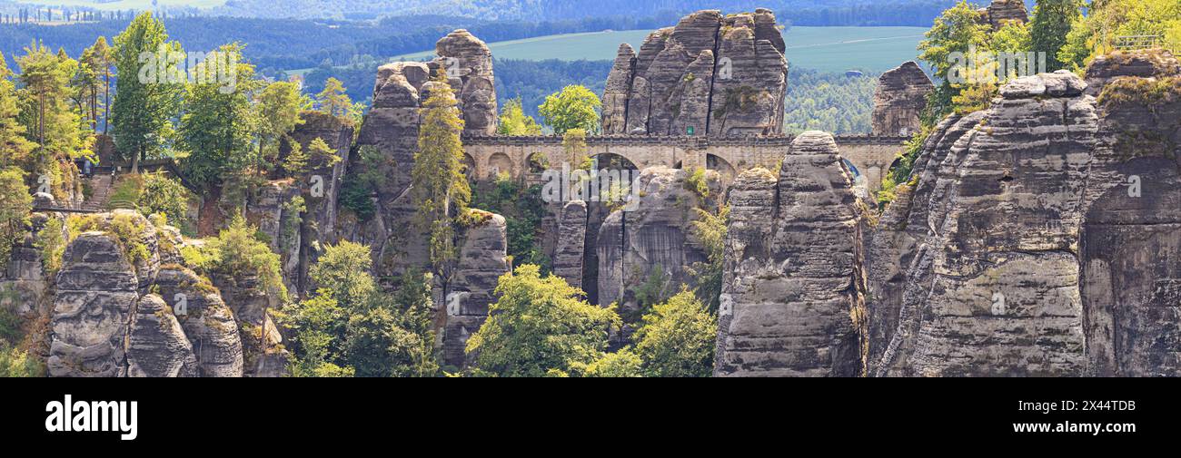 Wunderschöne Landschaft, Panorama, Banner - Blick auf die Bastei-Felsformationen und die Bastei-Brücke im Elbsandsteingebirge, in Sachsen, Deutschland Stockfoto