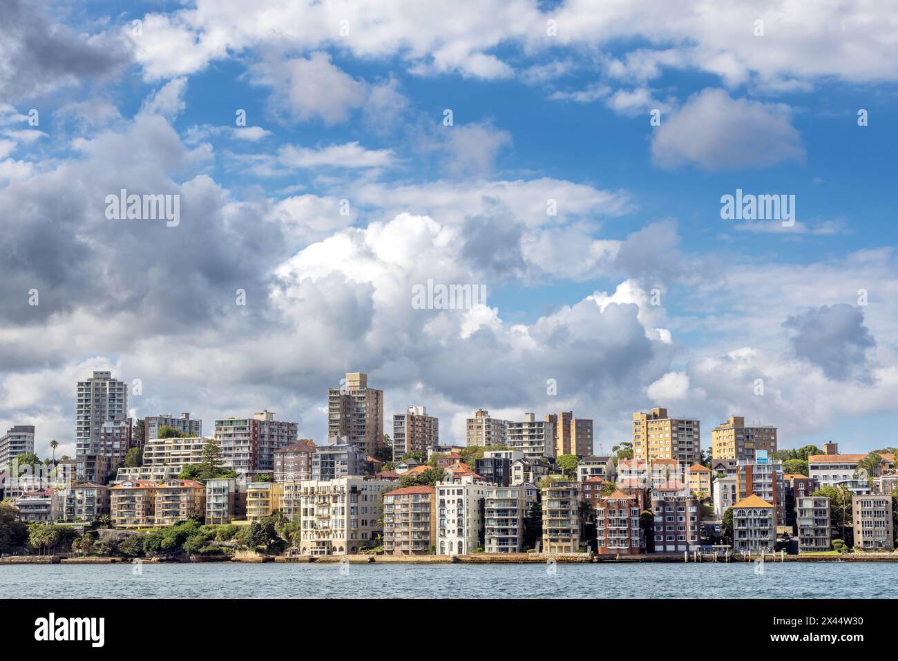 Das erstklassige Wohnimmobilien am Sydney Harbour Lower North Shore an einem Sommernachmittag. Die Vorstädte Kirribilli und Beulah Stree Stockfoto