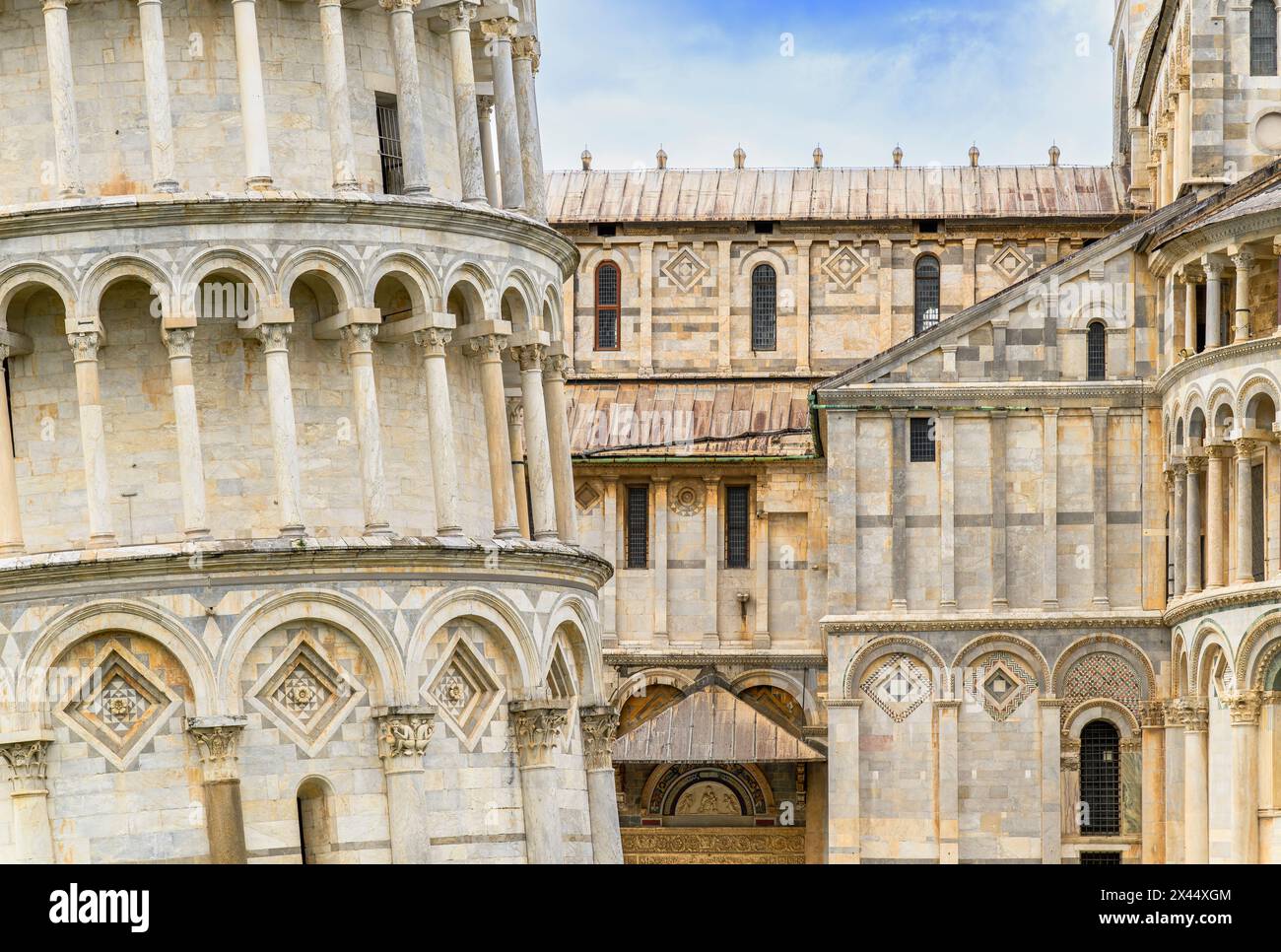 Schiefer Turm von Pisa, Torre di Pisa. Die Neigung des Glockenturms im 12. Jahrhundert betrug 4°. Um 1900 war es 5,5°. Sie ist jetzt auf unter 4° stabilisiert. Stockfoto