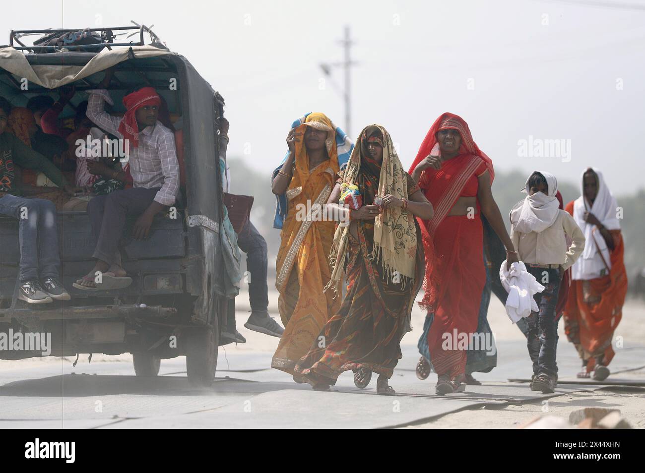 Prayagraj, Indien. Am 30. April 2024 trotzten Menschen Hitzewellen an einem heißen Sommertag am Ufer des Ganges in Prayagraj am mittwoch. Quelle: Anil Shakya/Alamy Live News Stockfoto