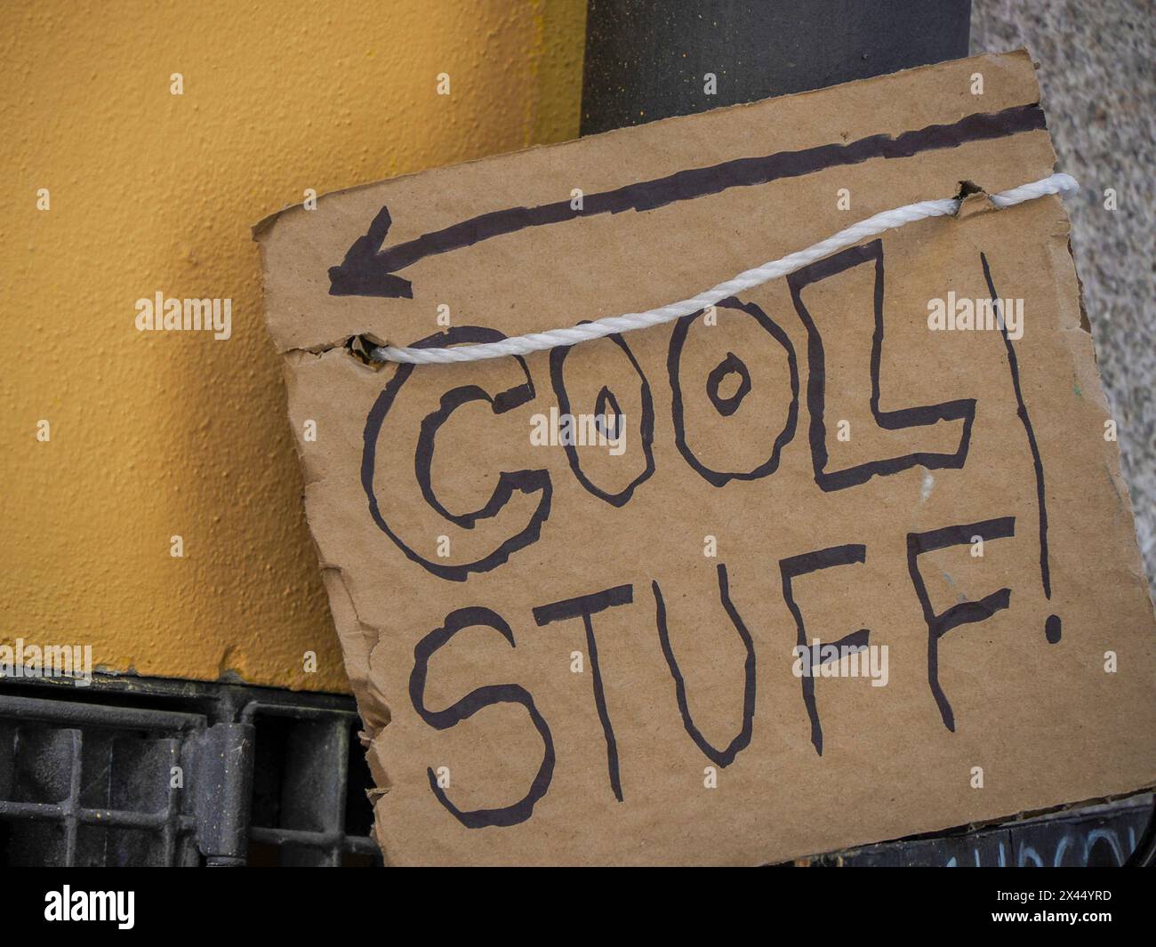 Ein Schild mit coolem Zeug auf Karton Stockfoto