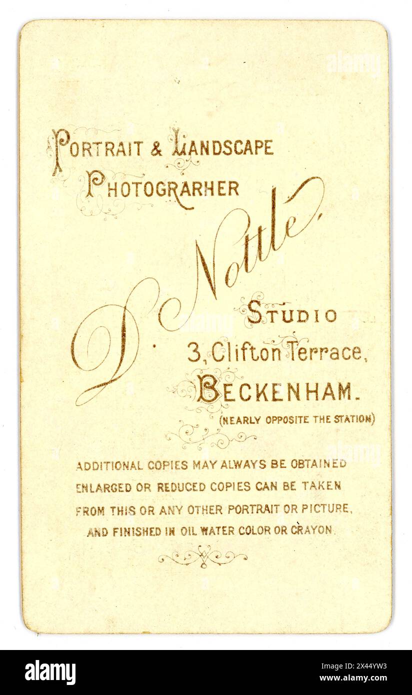 Rückseite des originalen viktorianischen Carte de Visite (Visitenkarte oder CDV) Fotostudios von D. Nottle von 3 Clifton Terrace, Beckenham, Greater London (war in County of Kent) UK um 1880er Jahre Stockfoto