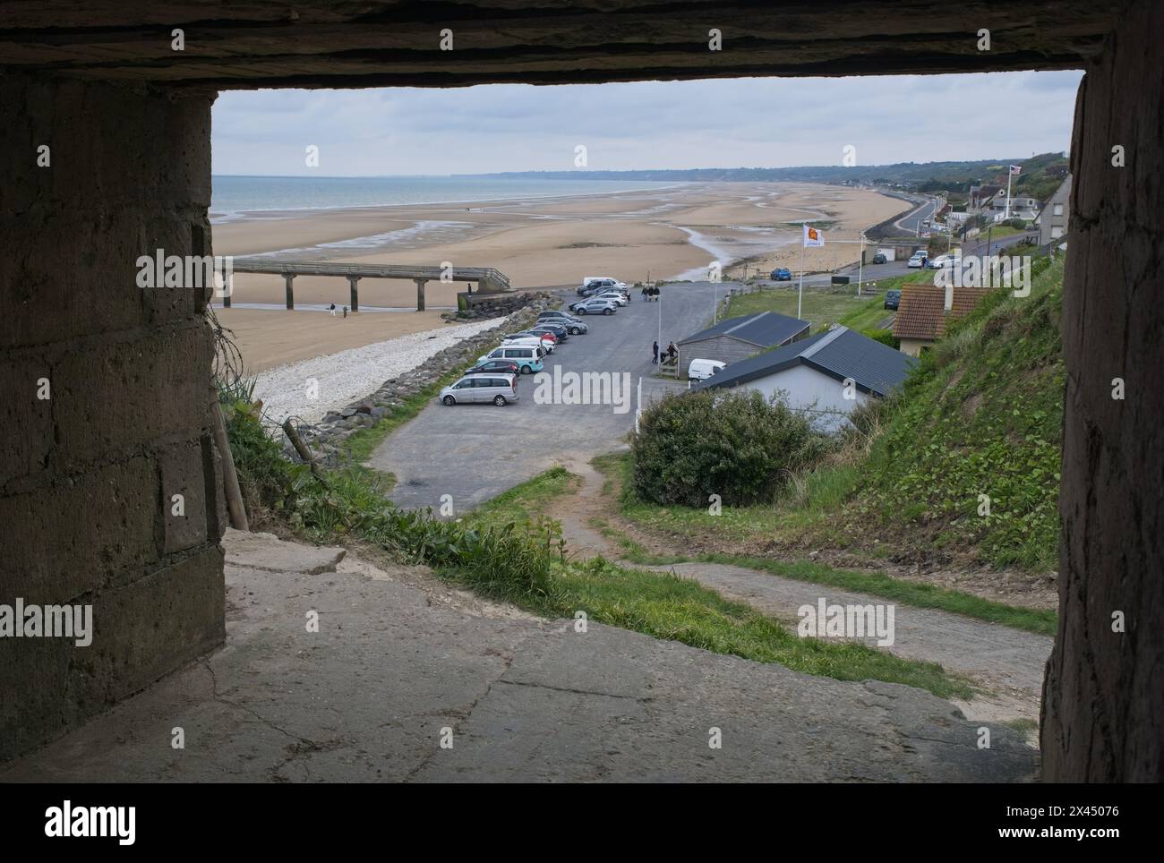 Vierville-sur-Mer, Frankreich - 23. April 2024: Omaha Beach D-Day. Blick vom westlichen Hügel. Bewölkter Frühlingstag. Selektiver Fokus Stockfoto