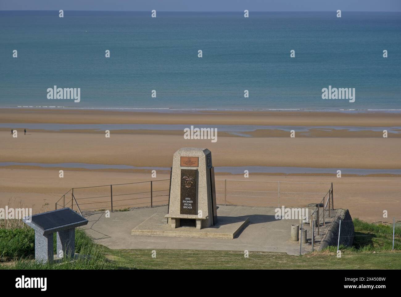 Colleville-sur-Mer, Frankreich - 25. April 2024: Gedenkstätte für die 5. Ingenieur-Spezialbrigade. Die Landung der Normandie während des Zweiten Weltkriegs. Es steht im Bereich von Stockfoto
