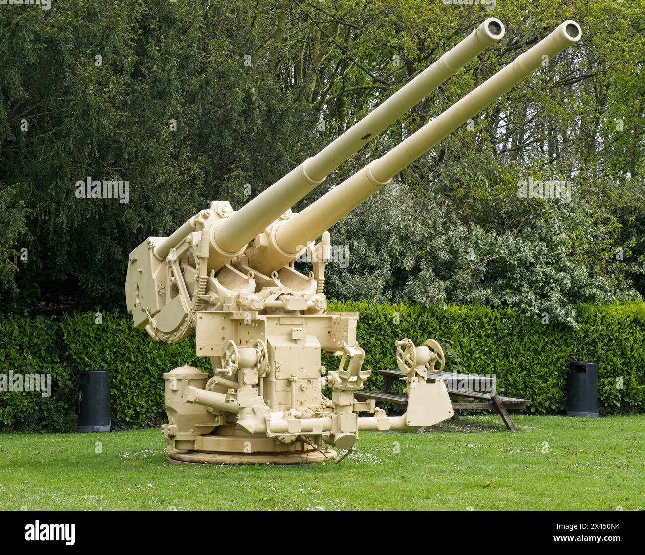 Bayeux, Frankreich - 28. April 2024: SKC 33 Gun. Deutsche zweiteilige 105-mm-Kanone während des Zweiten Weltkriegs. Selektiver Fokus Stockfoto
