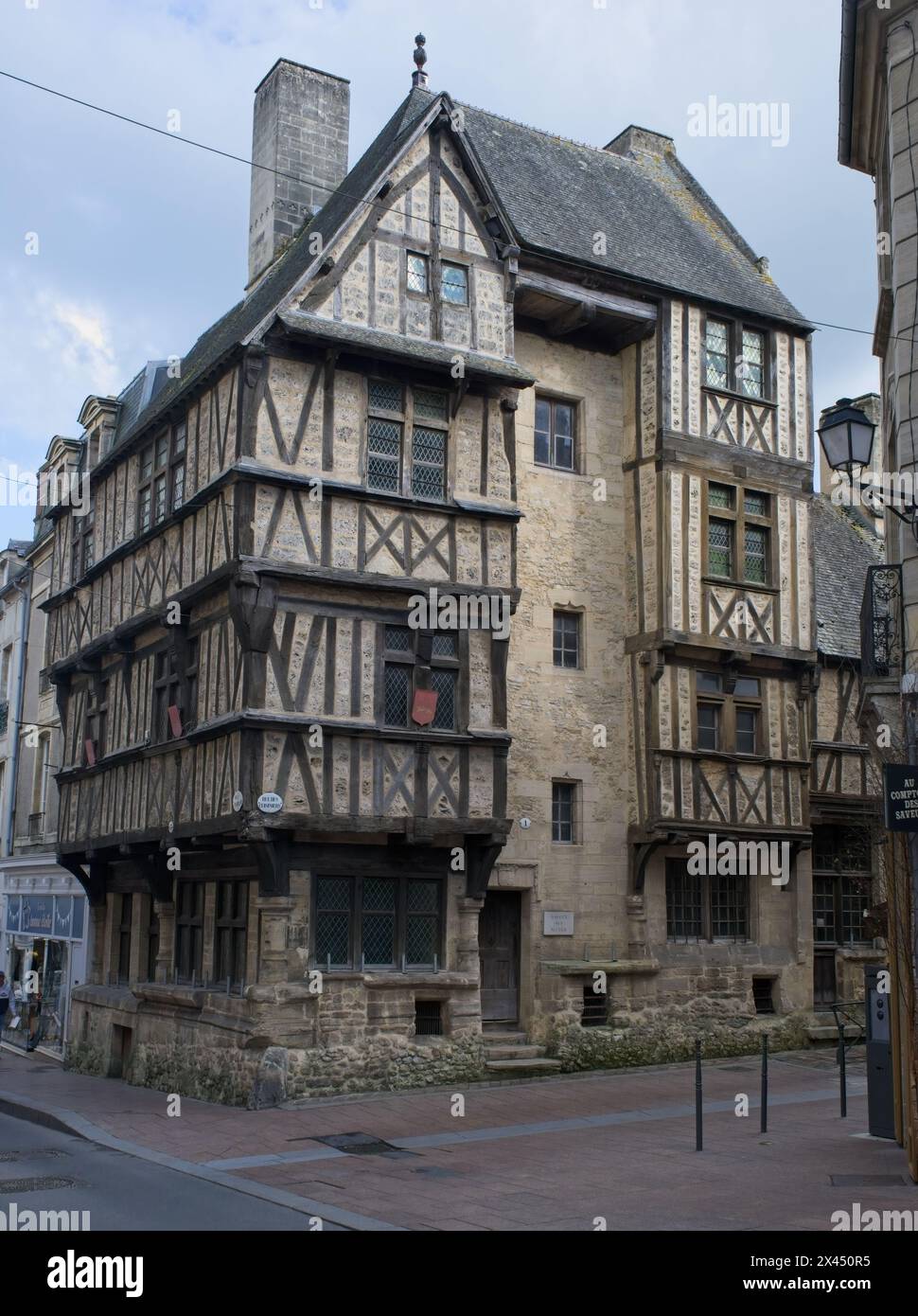 Bayeux, Frankreich - 28. April 2024: Straßen und Gebäude. Lebensstil im städtischen Raum. Sonniger Frühlingstag. Selektiver Fokus Stockfoto