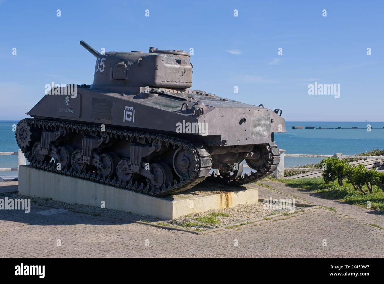 Arromanches-les-Bains, Frankreich - 29. April 2024: Die Überreste des künstlichen Hafens Arromanches (Mulberry B) während des Zweiten Weltkriegs. Wale und Phoenix Caiss Stockfoto