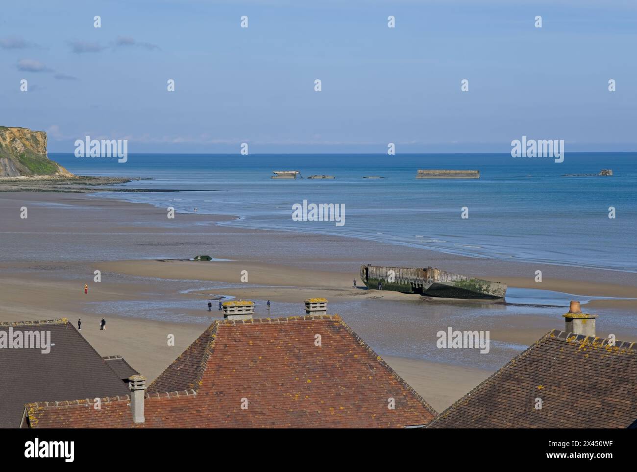 Arromanches-les-Bains, Frankreich - 29. April 2024: Die Überreste des künstlichen Hafens Arromanches (Mulberry B) während des Zweiten Weltkriegs. Wale und Phoenix Caiss Stockfoto